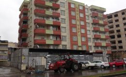 Diyarbakır’da apartman sakinleri, evlerine kaçak dükkan içinden giriyor