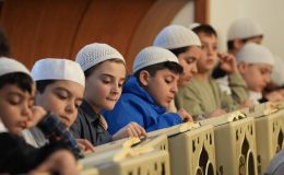 Üsküdar’da çocuklar, aileleriyle camide mukabeleye katılıyor