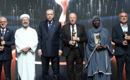 Turistlere İslam’ı anlatan şehit babası imama “iyilik” ödülü