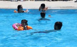 Çocuklarda yaz ishaline dikkat! Kirli ve köpüklü denizde yüzmeyin